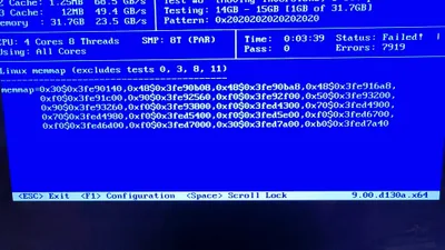 手机翻拍的 Memtest86+ 蓝色界面，右上角写着 Status: Failed! 与 Errors: 7919，下半屏是 Linux memmap 参数列表