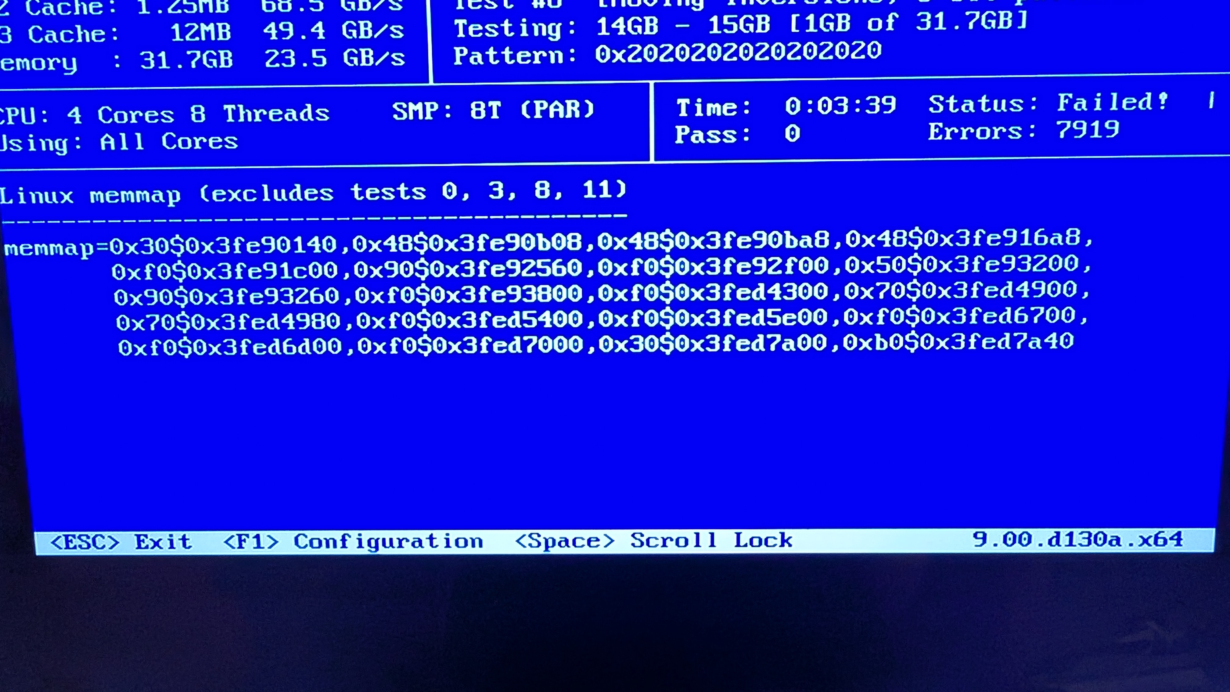 手机翻拍的 Memtest86+ 蓝色界面，右上角写着 Status: Failed! 与 Errors: 7919，下半屏是 Linux memmap 参数列表