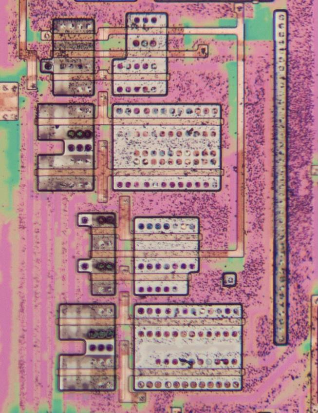 时钟整形电路由 CMOS 逻辑门实现。