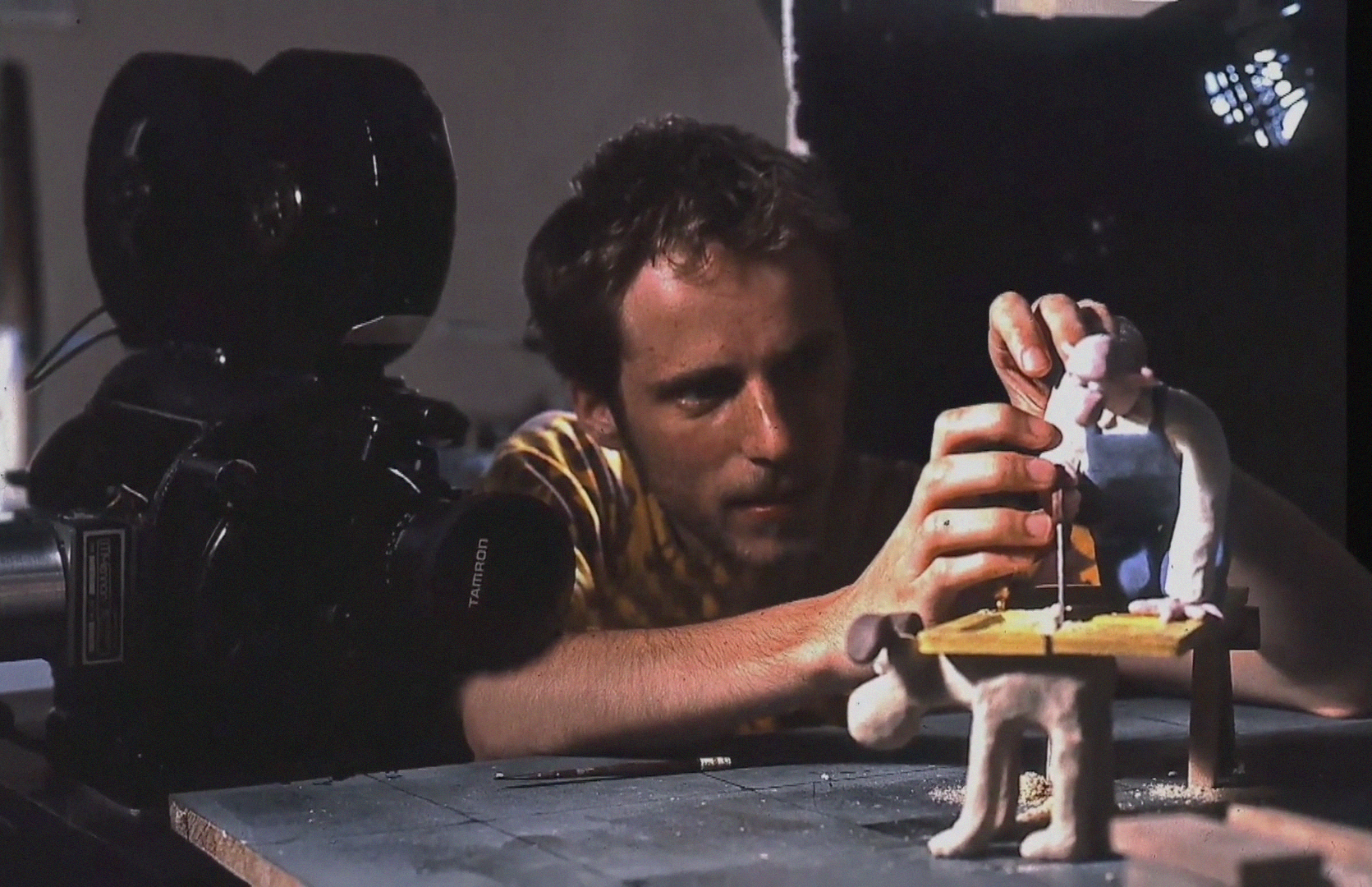 Nick Park 在制作《月球野餐记》早期场景，图片由 The Making of a Grand Day Out 提供