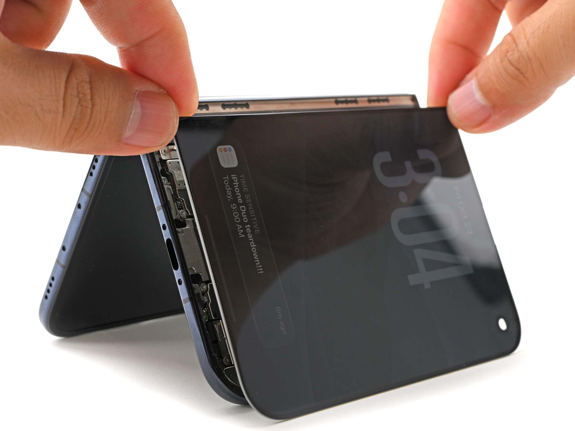 外屏正从 iPhone Duo 上拆下