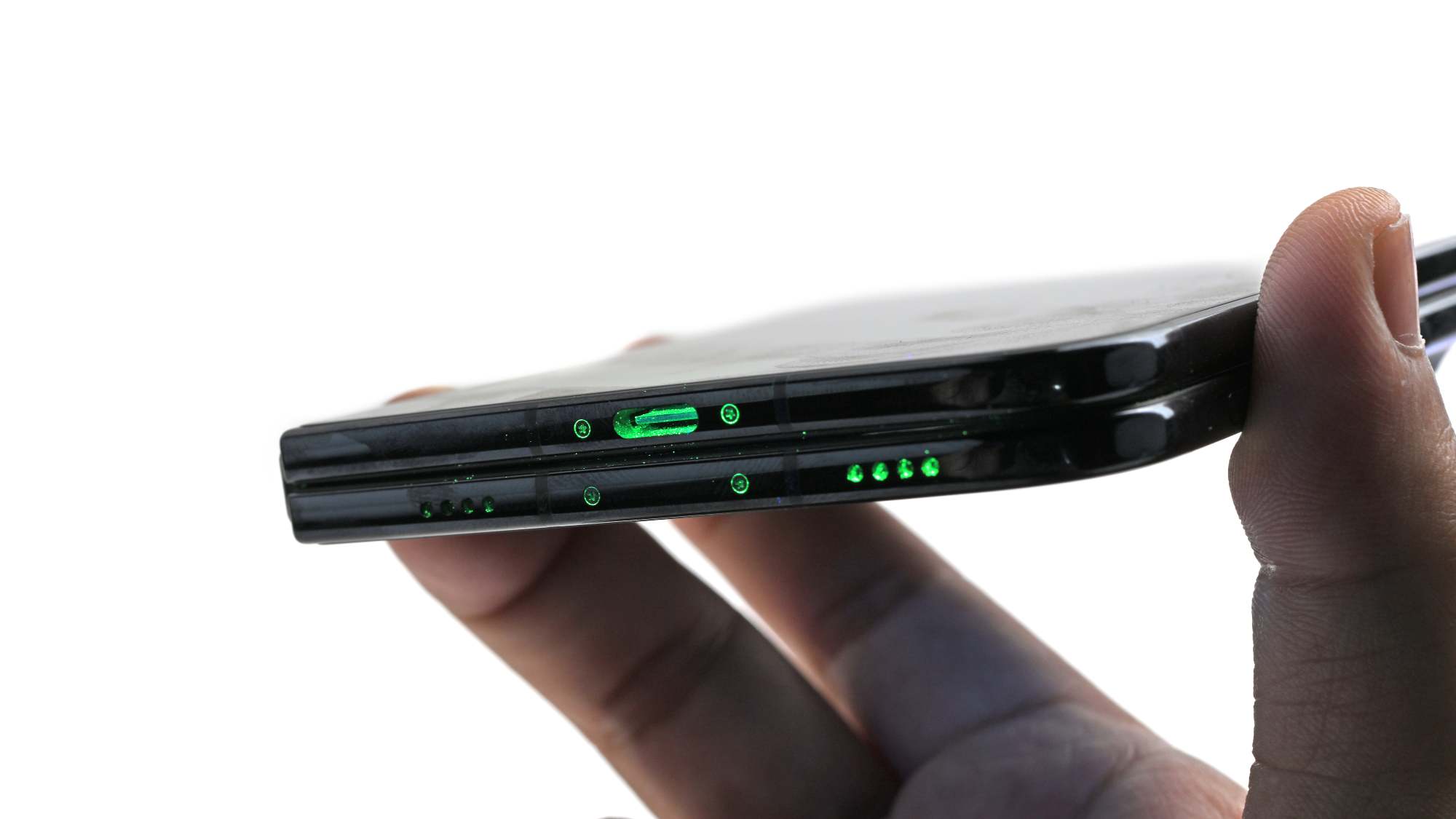 iPhone Duo USB 端口和扬声器中发光的灰尘