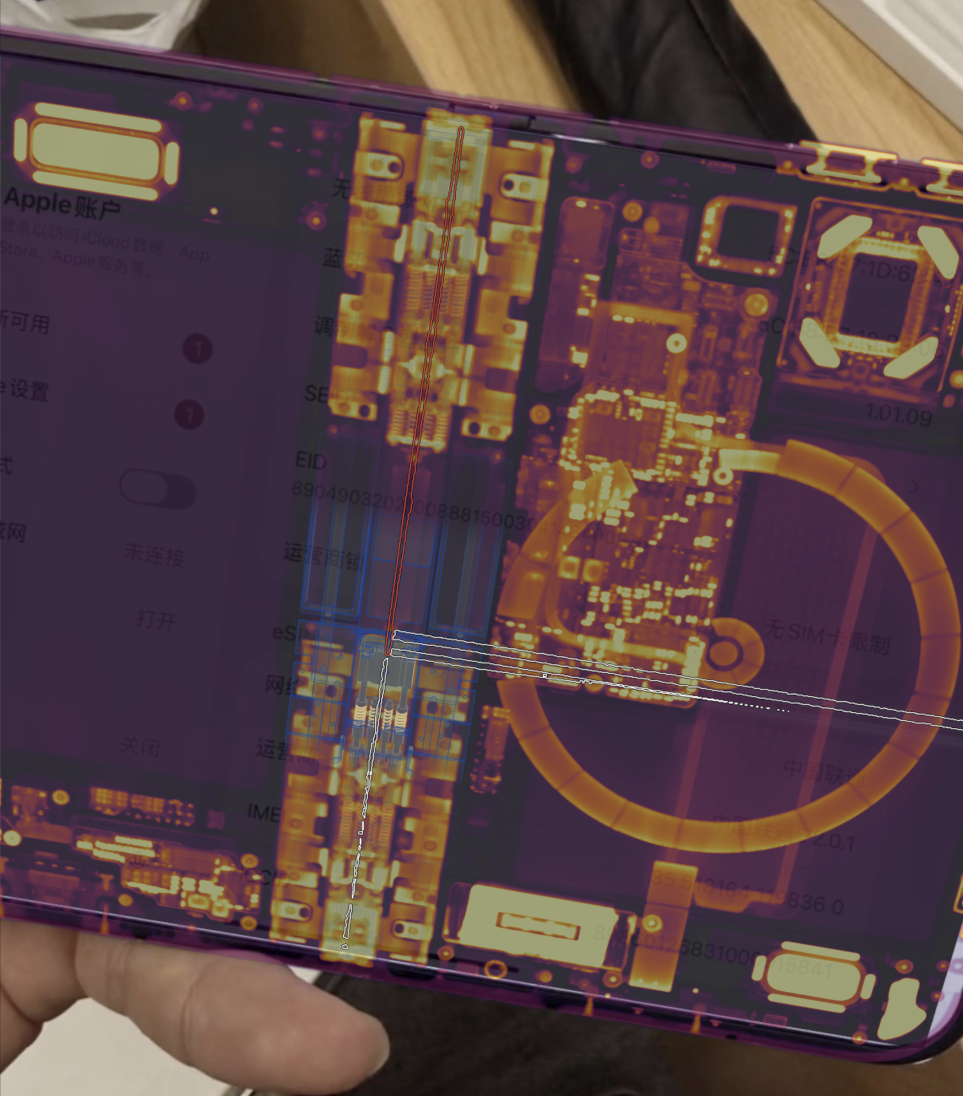 同一块破损屏幕，叠加了 iFixit 的 CT 与铰链模型，白线标出受损的行和列