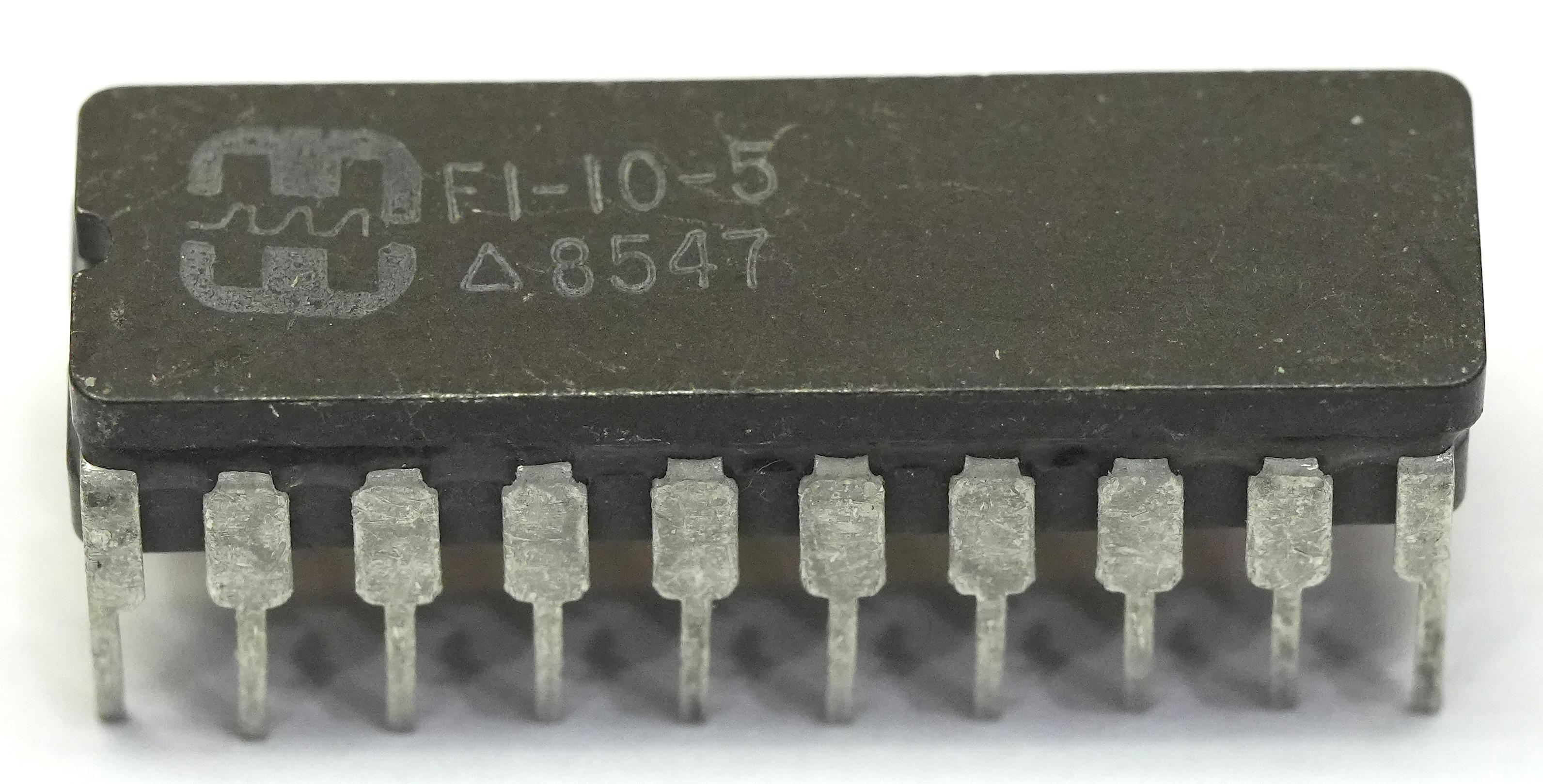 一颗 Harris 陶瓷封装的集成电路，外壳上标着 F1-10-5，日期码为 1985 年；金属盖已被撬开