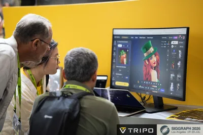展会现场照片：三位戴着会议胸牌的观众围看一台显示器，屏幕上是 Tripo 网页应用正在生成的 3D 角色（红发、戴绿色高礼帽）与资产缩略图列表，背景是黄色展墙，右下角标着 TRIPO 与 SIGGRAPH 2026 洛杉矶