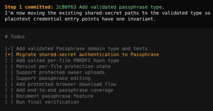 深色终端截图，agent 报告「Step 1 committed: Add validated passphrase type」，下面是一份 # Todos 清单，其中「把 shared-secret 认证迁移到 Passphrase」一项被标黄高亮，其余九项仍待办