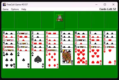 Windows 11 桌面上开着 1993 年版 FreeCell,纸牌窗口与今天的系统界面并排