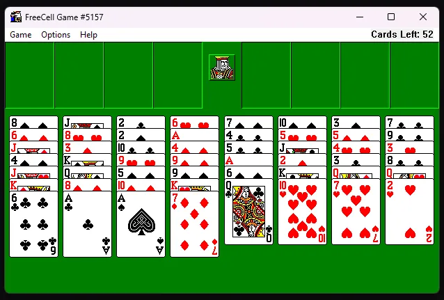 Windows 11 桌面上开着 1993 年版 FreeCell,纸牌窗口与今天的系统界面并排
