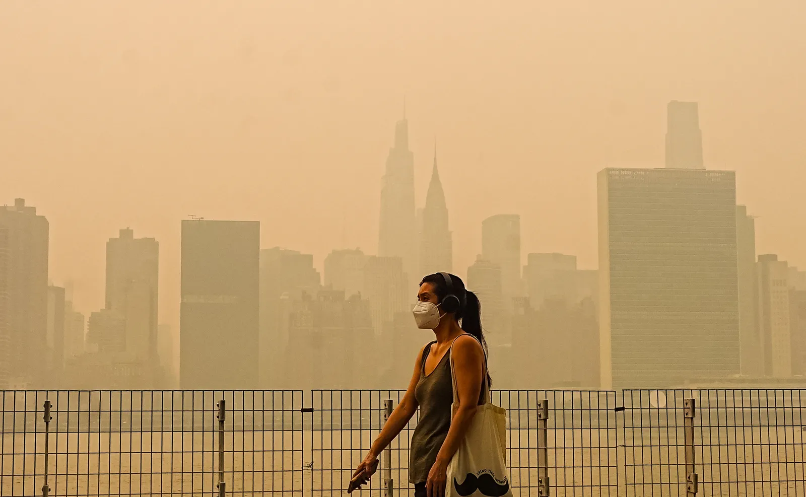 From 22,000 Miles Up, This Satellite Tracks Airborne Health 的题图